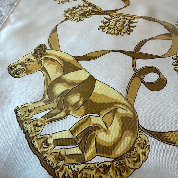 ššSOLDššVintage 1975 Design Hermes CarrĆ© Les Cavalierās Dāor Silk Scarf - Picture 11 of 15